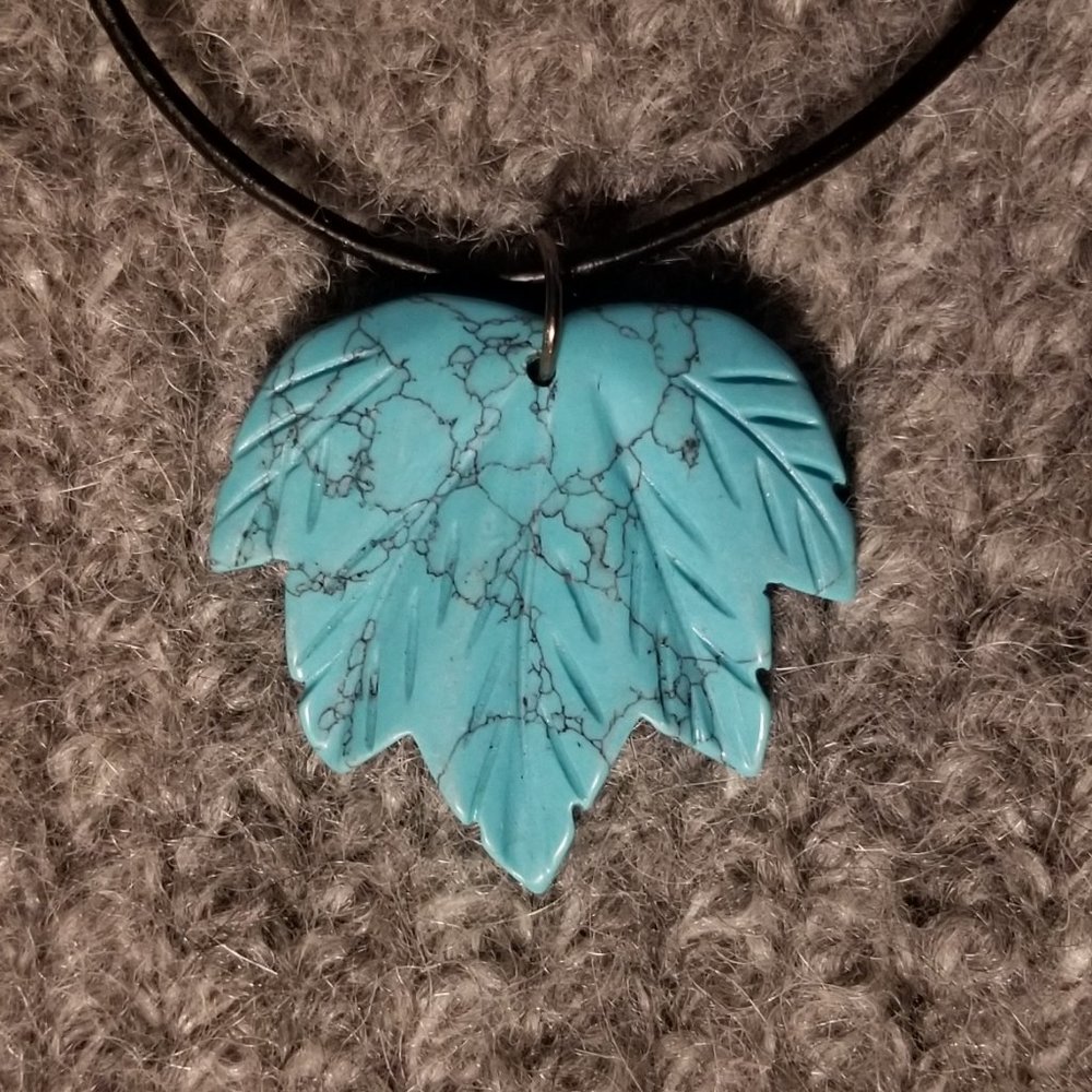 Turquoisite gemstone leaf pendant, NWOT, on black cord, artisan, unisex